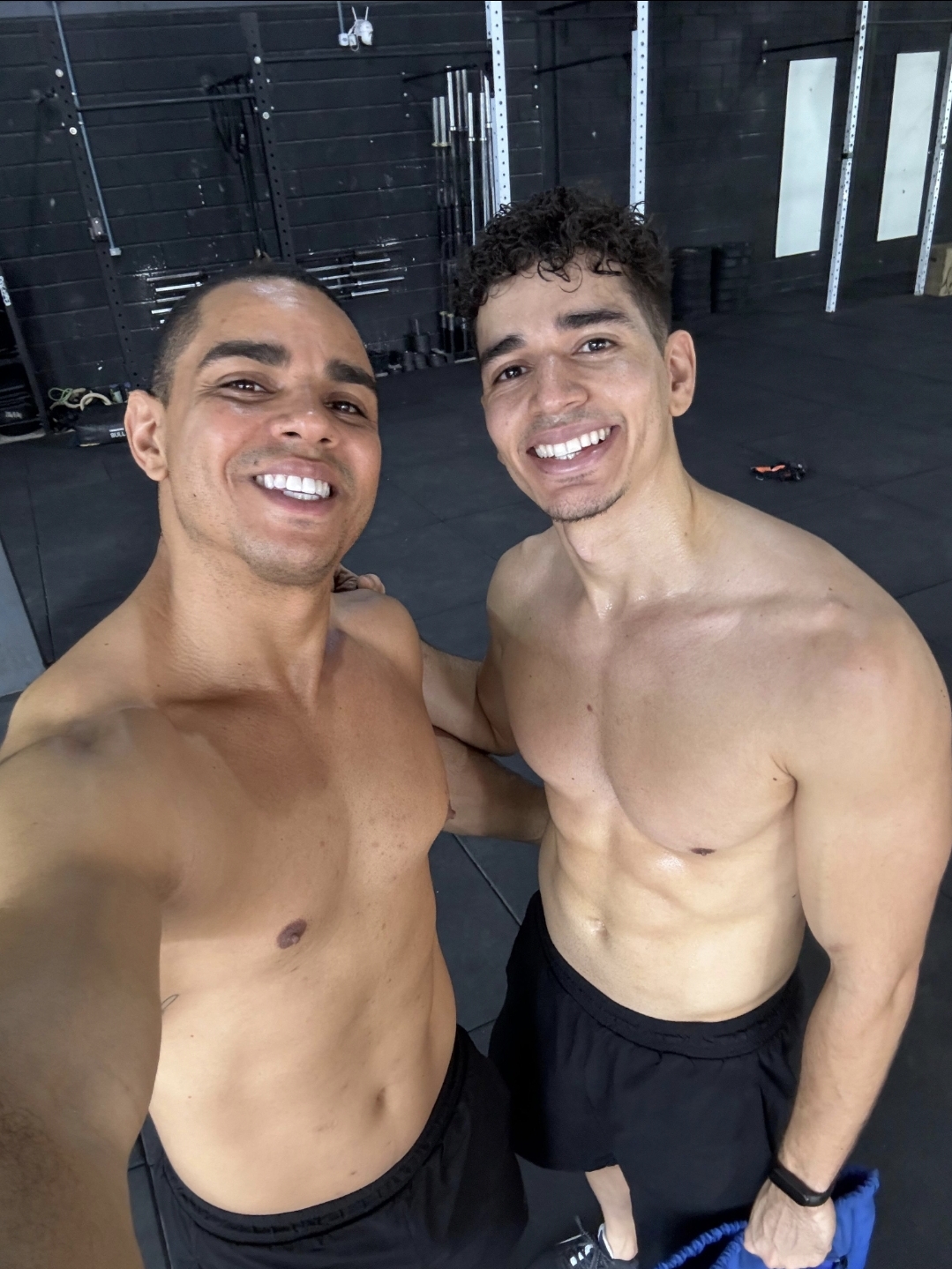 Leandro e Leonardo posando lado a lado