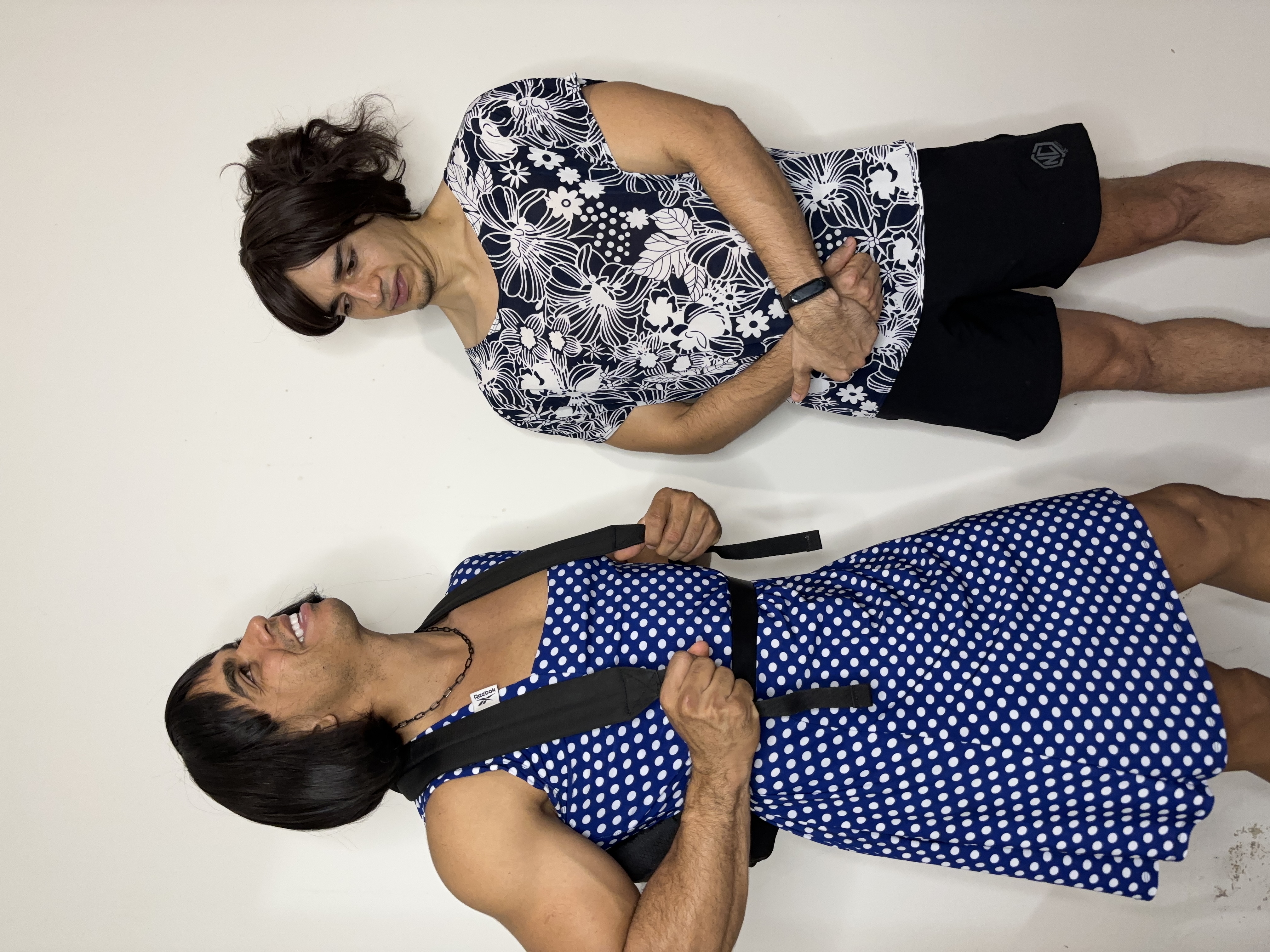 Leandro e Leonardo vestidos como Marcelina e Dona Hermínia